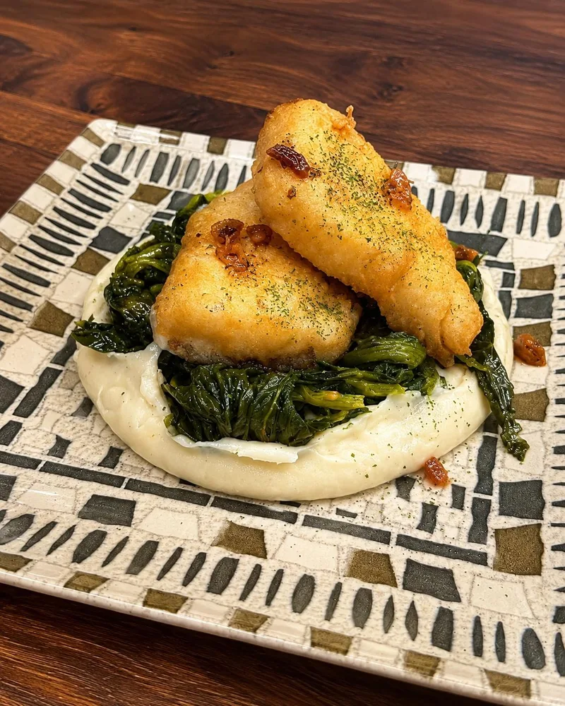 Bacalao rebozado con puré y grelos
