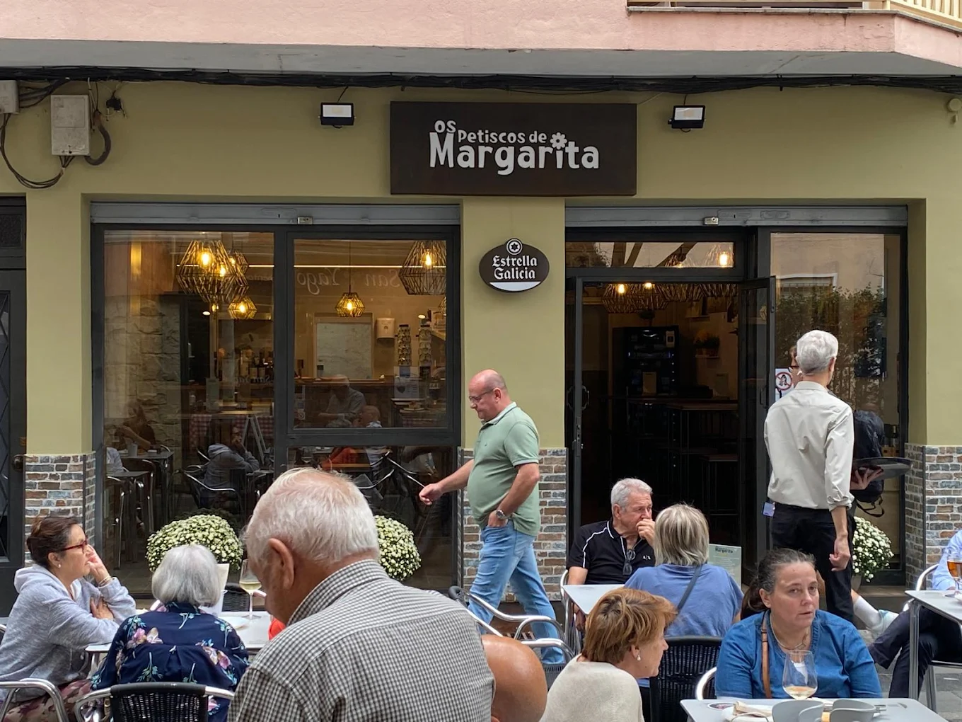 Terraza de Os Petiscos llena de gente
