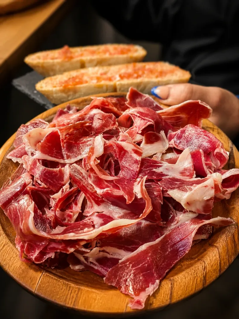 Jamón ibérico cortado a cuchillo con pan con tomate