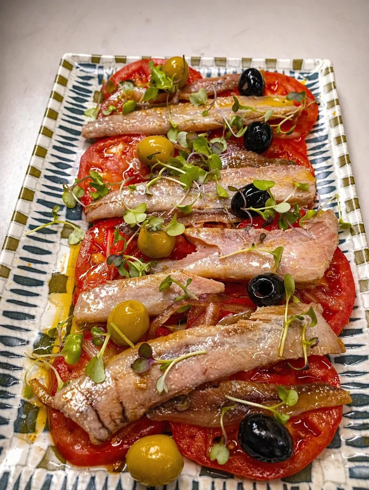 Ventresca ahumada sobre tomate con aceitunas